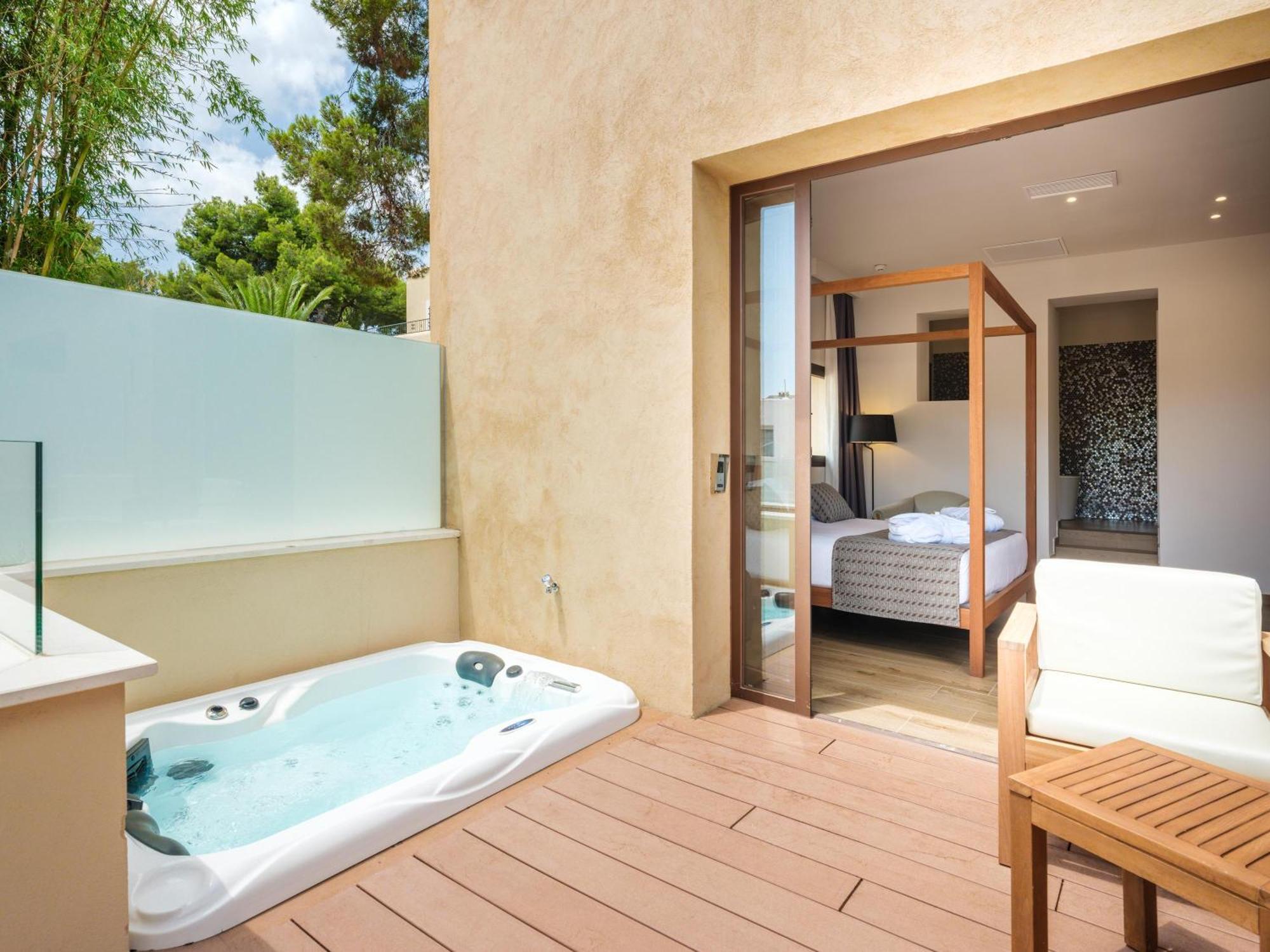 Chambre Étage Gold avec Bain à Remous Extérieur - Réservée aux Adultes (+16)